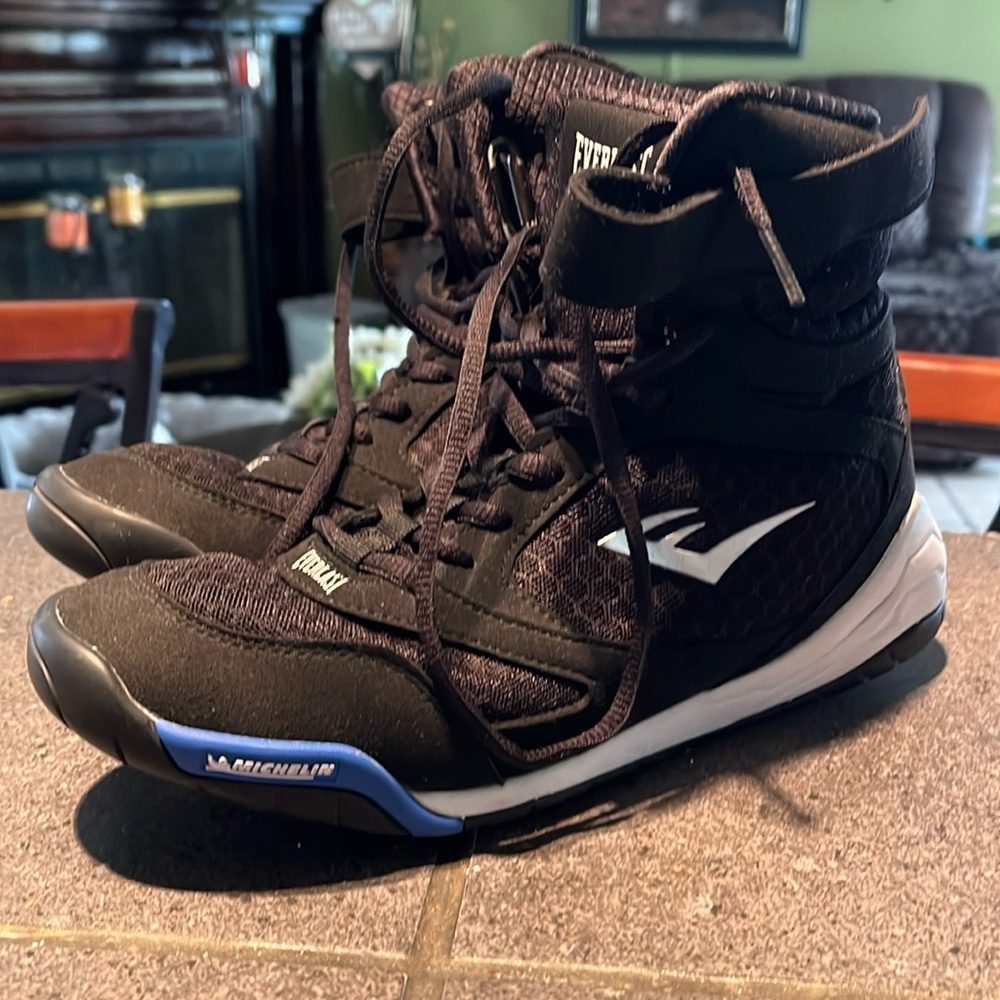 Size7.5 Everlast boxing shoes